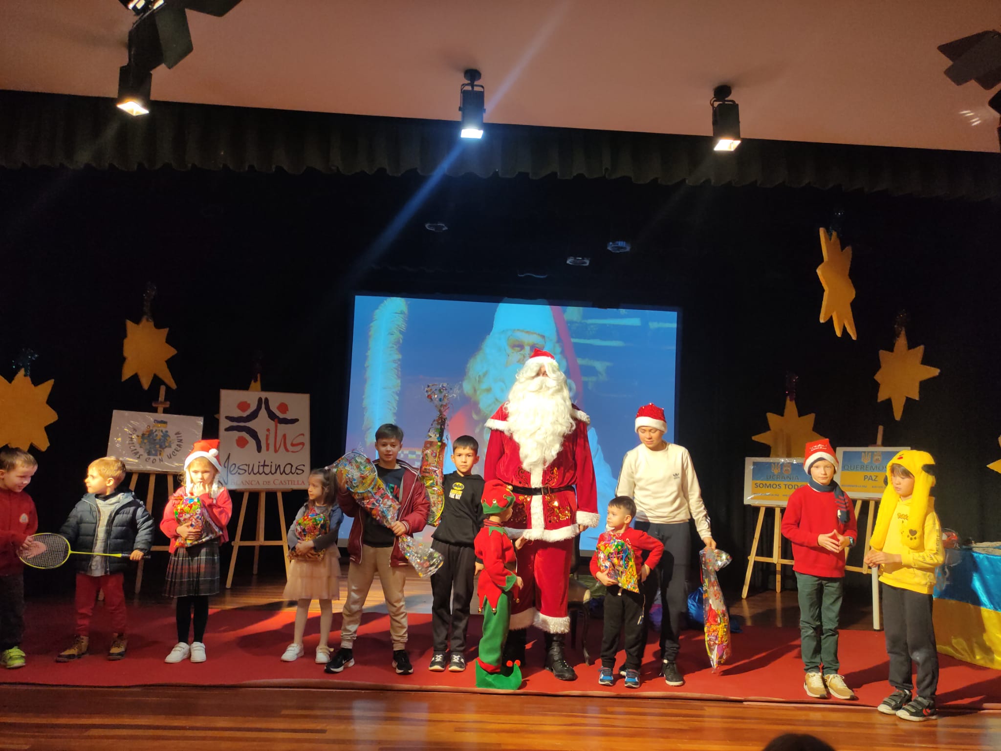 Fotos: Papá Noel visita a los niños ucranianos en Burgos