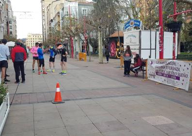 Imagen secundaria 1 - El corredor Magaldi encabeza el grupo de atletas solidarizados con la causa 