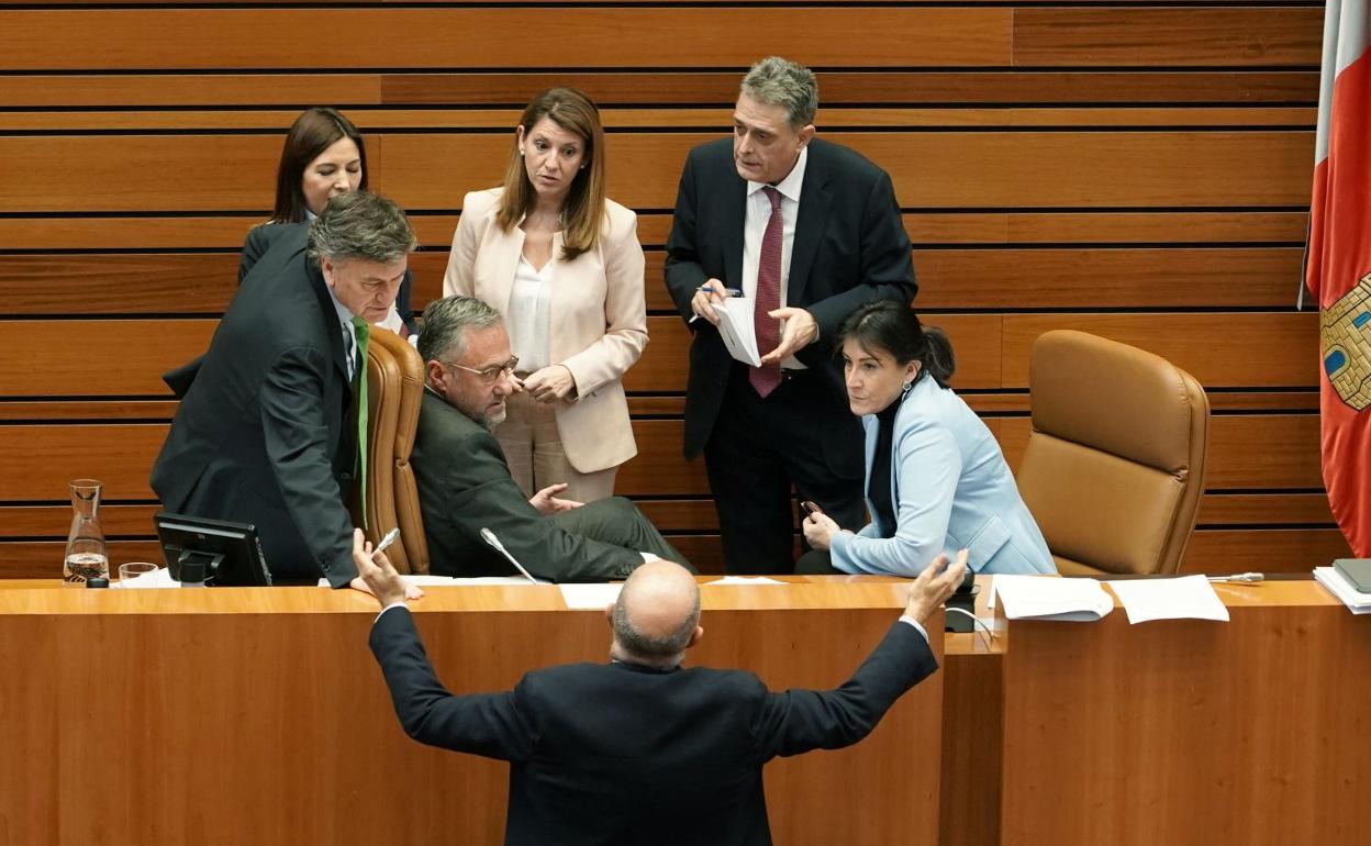 Francisco Igea discute con miembros de la mesa de la Presidencia de las Cortes. 