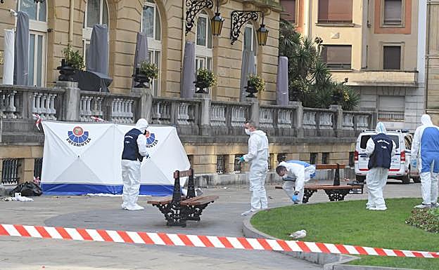 La Ertzaintza en la zona donde han encontrado el cuerpo de la persona fallecida.