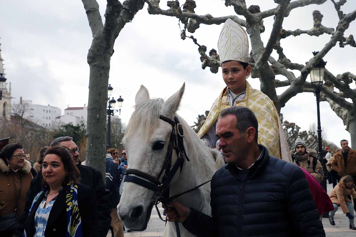 Jorge Hernández Miguel, el Obispillo de 2022, ha recorrido el centro de Burgos a lomos de un caballo. El Obispillo reivindica la mirada «inocente de los niños» como forma de evitar conflictos. 