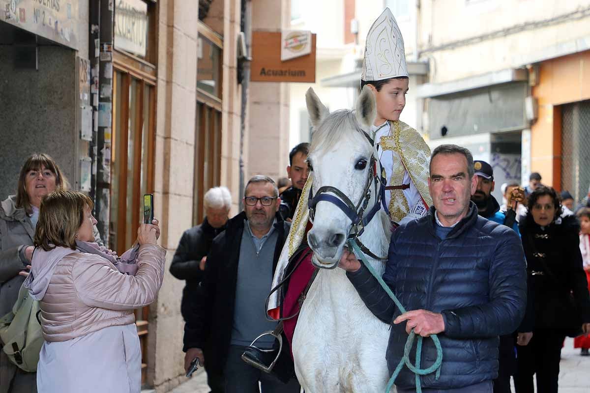 Jorge Hernández Miguel, el Obispillo de 2022, ha recorrido el centro de Burgos a lomos de un caballo. El Obispillo reivindica la mirada «inocente de los niños» como forma de evitar conflictos. 