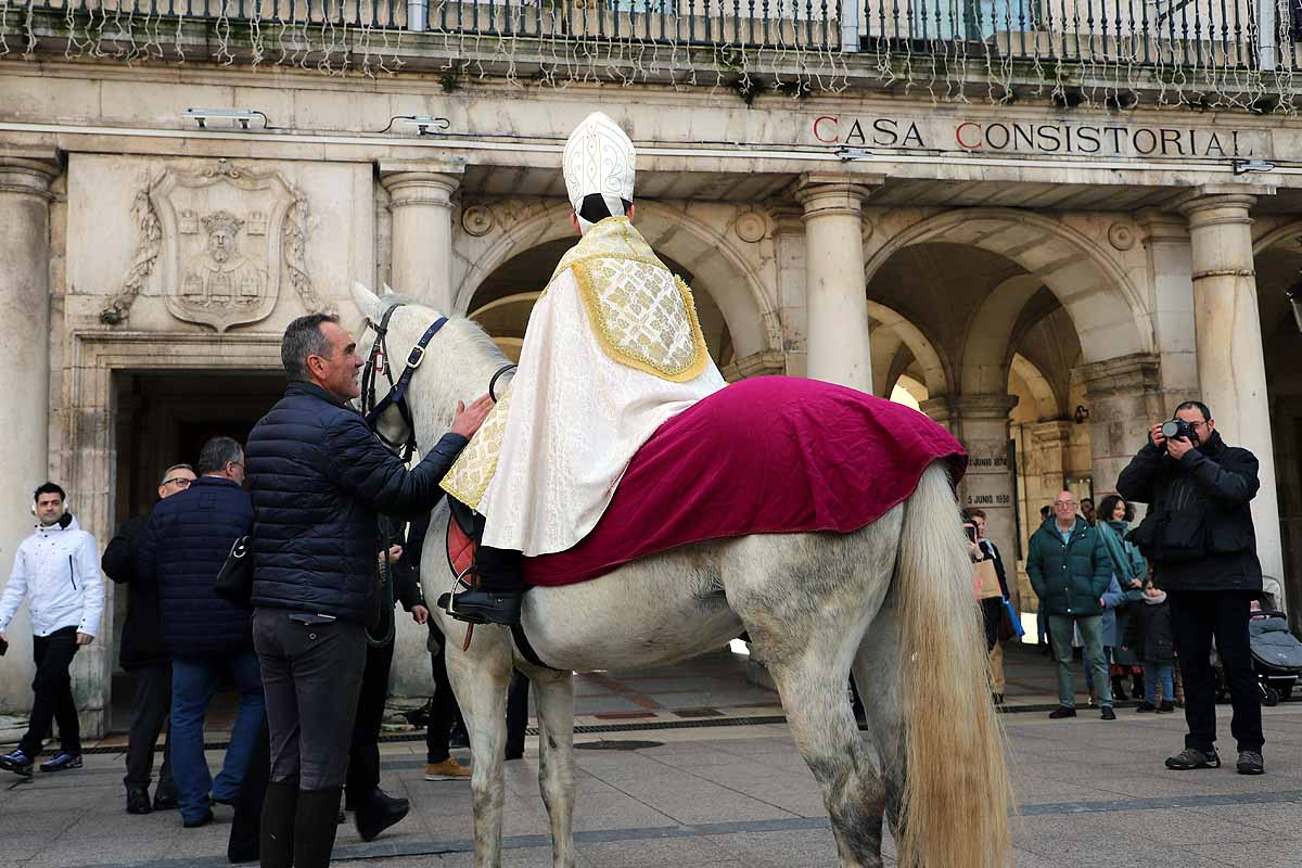 Jorge Hernández Miguel, el Obispillo de 2022, ha recorrido el centro de Burgos a lomos de un caballo. El Obispillo reivindica la mirada «inocente de los niños» como forma de evitar conflictos. 