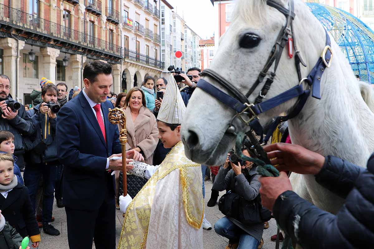 Jorge Hernández Miguel, el Obispillo de 2022, ha recorrido el centro de Burgos a lomos de un caballo. El Obispillo reivindica la mirada «inocente de los niños» como forma de evitar conflictos. 