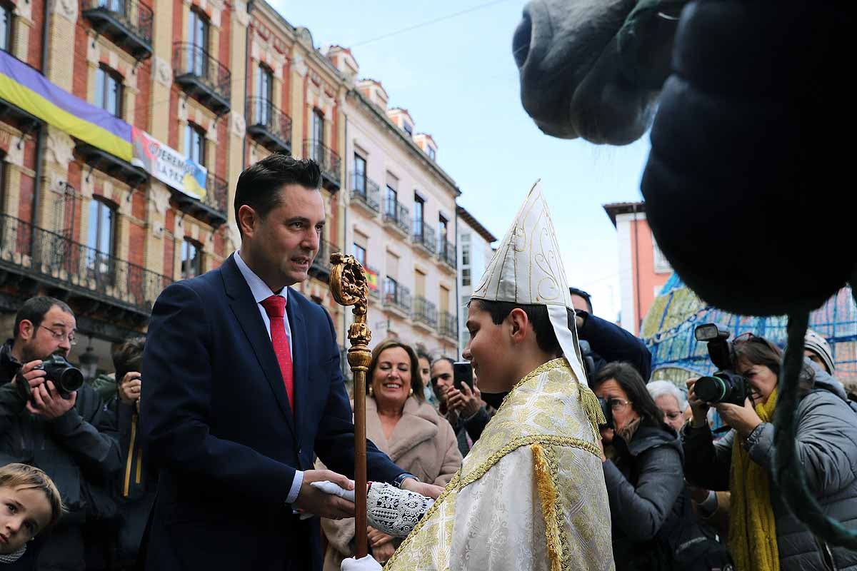 Jorge Hernández Miguel, el Obispillo de 2022, ha recorrido el centro de Burgos a lomos de un caballo. El Obispillo reivindica la mirada «inocente de los niños» como forma de evitar conflictos. 