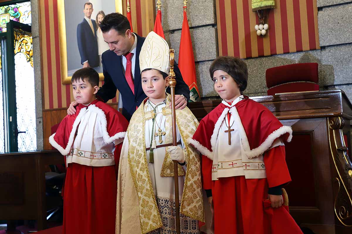 Jorge Hernández Miguel, el Obispillo de 2022, ha recorrido el centro de Burgos a lomos de un caballo. El Obispillo reivindica la mirada «inocente de los niños» como forma de evitar conflictos. 