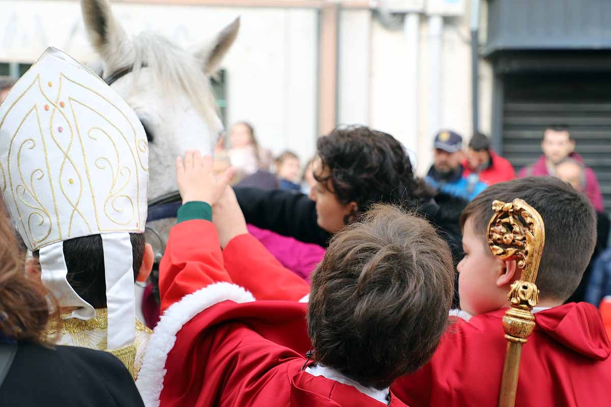 Jorge Hernández Miguel, el Obispillo de 2022, ha recorrido el centro de Burgos a lomos de un caballo. El Obispillo reivindica la mirada «inocente de los niños» como forma de evitar conflictos. 