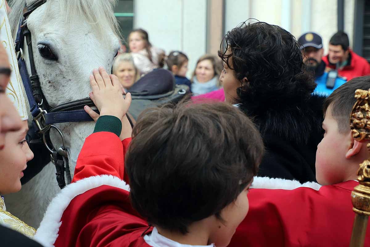 Jorge Hernández Miguel, el Obispillo de 2022, ha recorrido el centro de Burgos a lomos de un caballo. El Obispillo reivindica la mirada «inocente de los niños» como forma de evitar conflictos. 