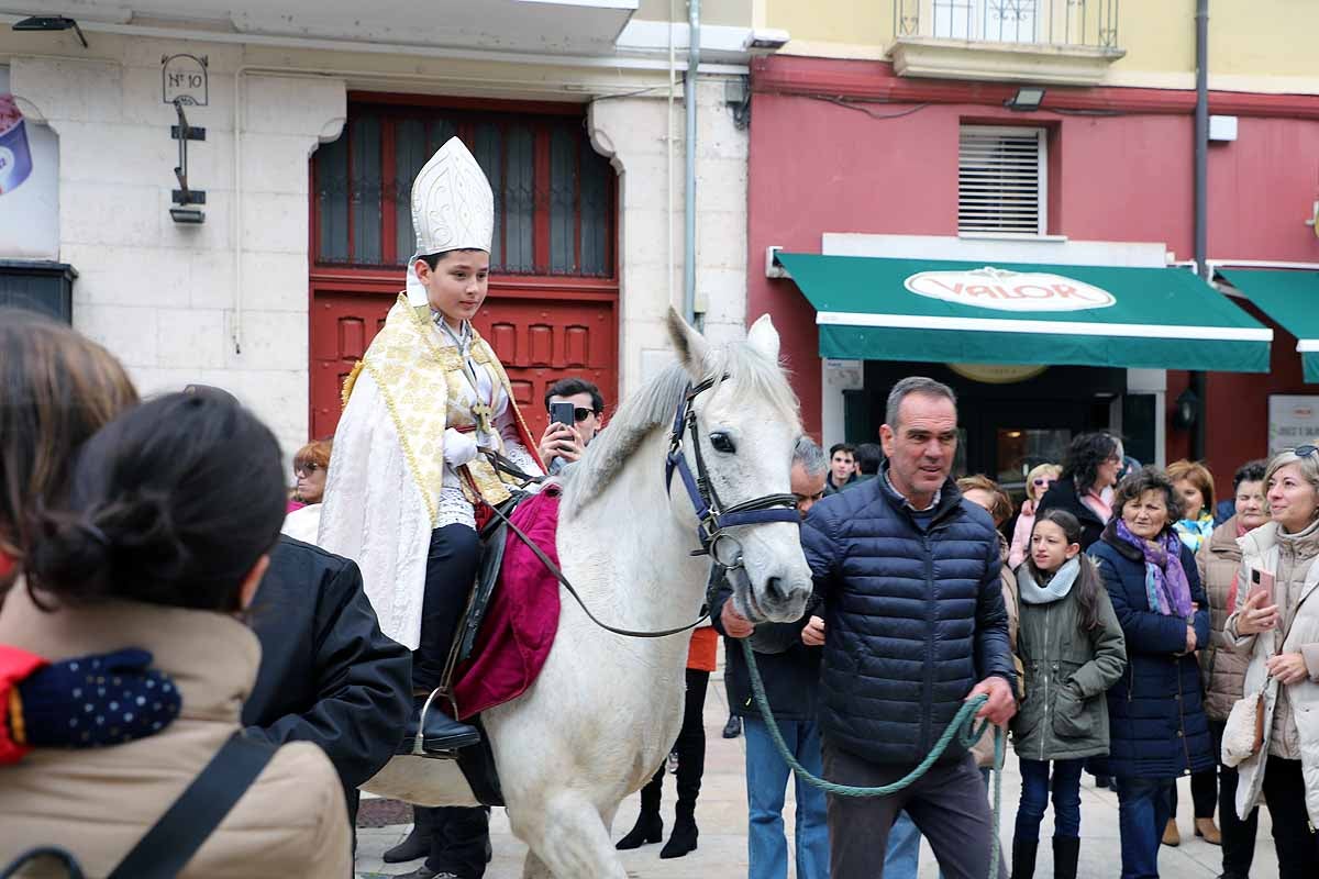 Jorge Hernández Miguel, el Obispillo de 2022, ha recorrido el centro de Burgos a lomos de un caballo. El Obispillo reivindica la mirada «inocente de los niños» como forma de evitar conflictos. 