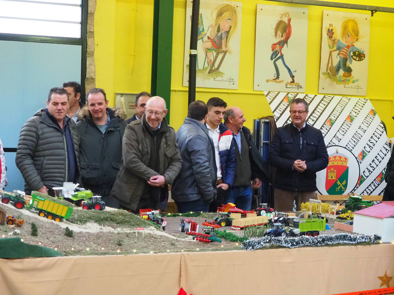 Imagen secundaria 1 - El consejero de Agricultura, Gerardo Dueñas, ha visitado el belén esta semana.