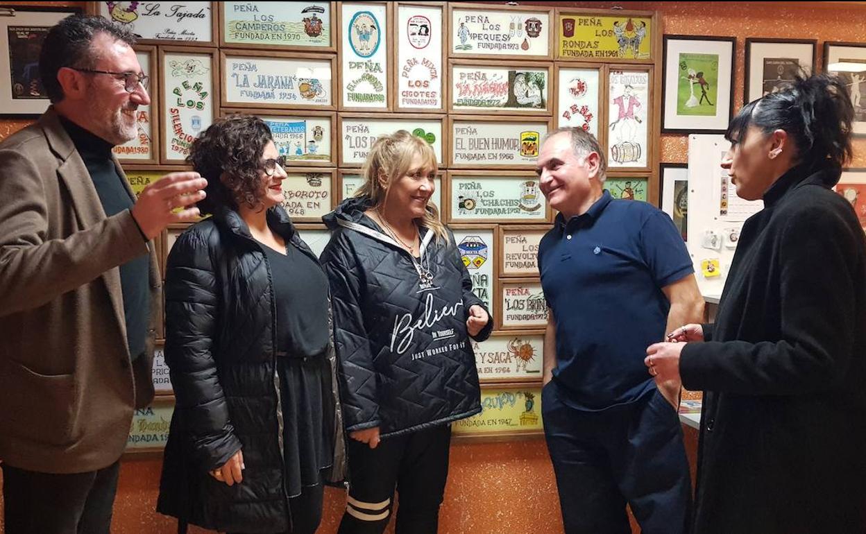 Roberto López junto a miembros de su equipo en la Cofradía de San Juan del Monte en Miranda, Burgos 