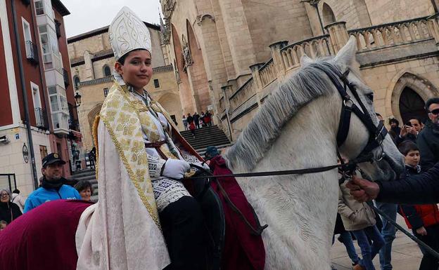 El Obispillo 2022 ha recorrido con serenidad y alegría el centro de Burgos. 