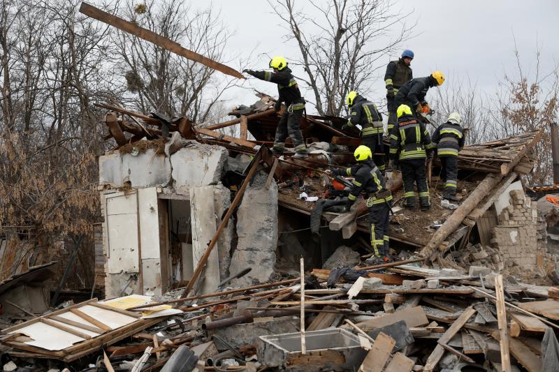 Los bomberos retiran los escombros de una casa destruida por el impacto de un cohete en la región de Kiev