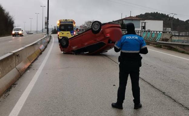 Herida leve una mujer de 35 años tras chocar contra la mediana y volcar su turismo en Burgos