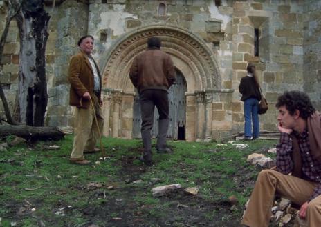 Imagen secundaria 1 - El académico y escritor vallisoletano, Miguel Delibes, con su bicicleta en la localidad burgalesa de Sedano. Escena y carátula de la adaptación cinematográfica de su novela 'El disputado voto del Sr. Cayo' al cine.