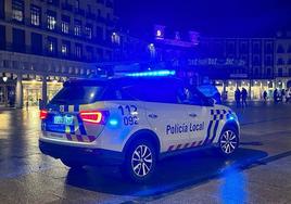 Coche de Policía Local de Burgos patrullando por la Plaza Mayor