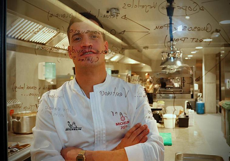 Miguel Cobo en la cocina del espacio Evolución de Cobo Estratos.