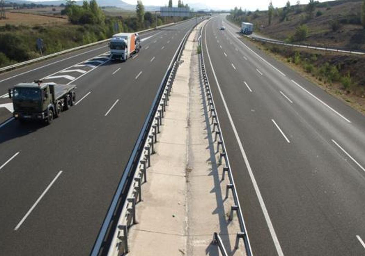 La AP-1 ya cuenta con un tercer carril en su último tramo.