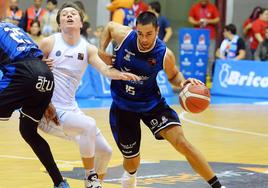 Álex López, saliendo de un bloqueo ante el Gipuzkoa Basket en la primer avuelta.