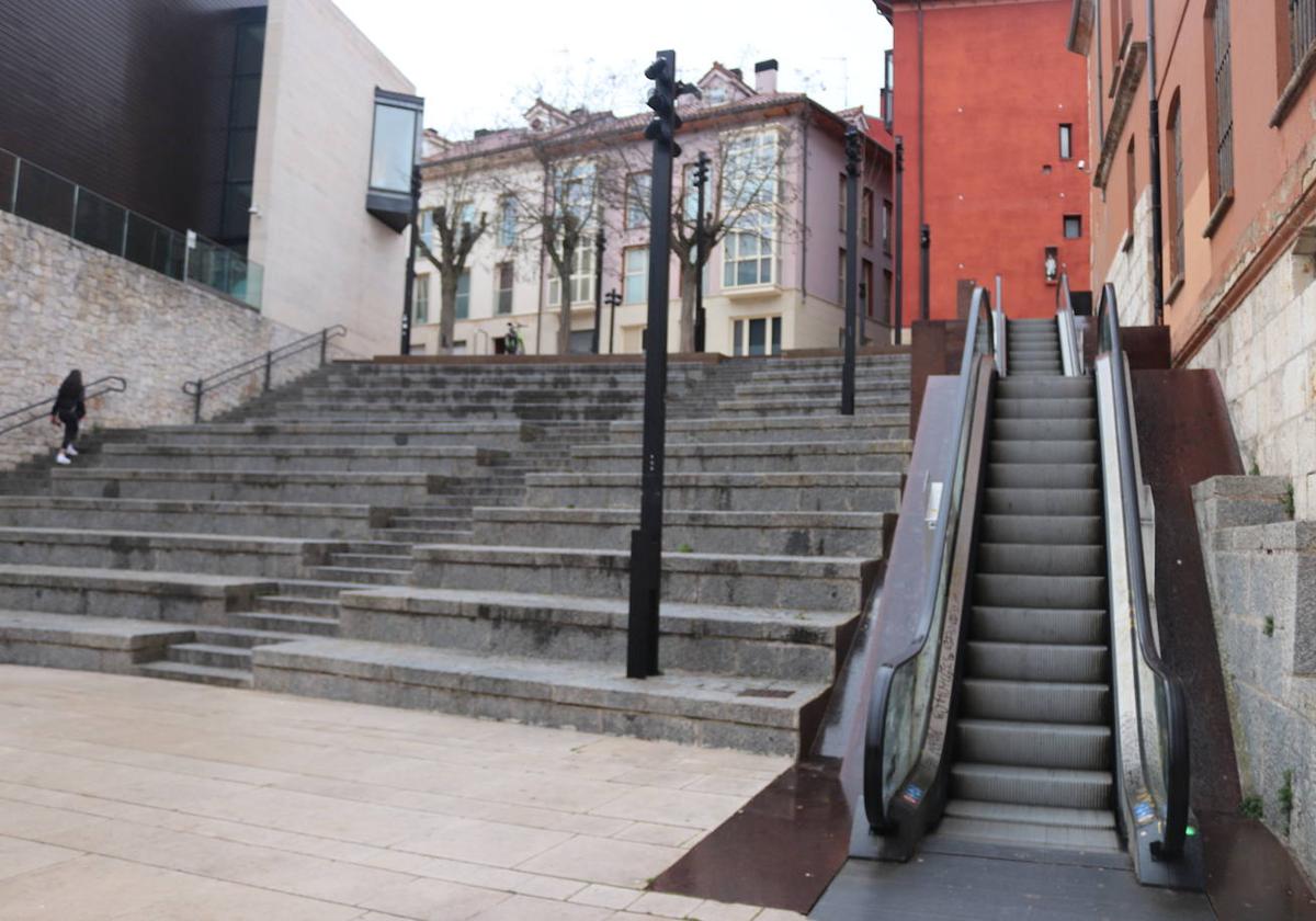 Reclaman una cámara contra el vandalismo en la zona de las escaleras mecánicas y el ascensor.