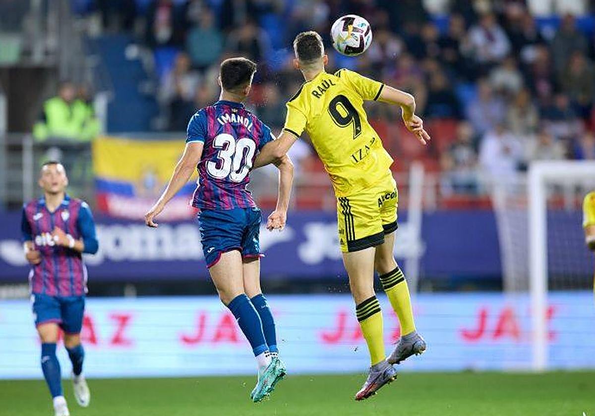 Raul intenta ganar un balón aéreo ante Imanol en el partido de ida en Ipurúa