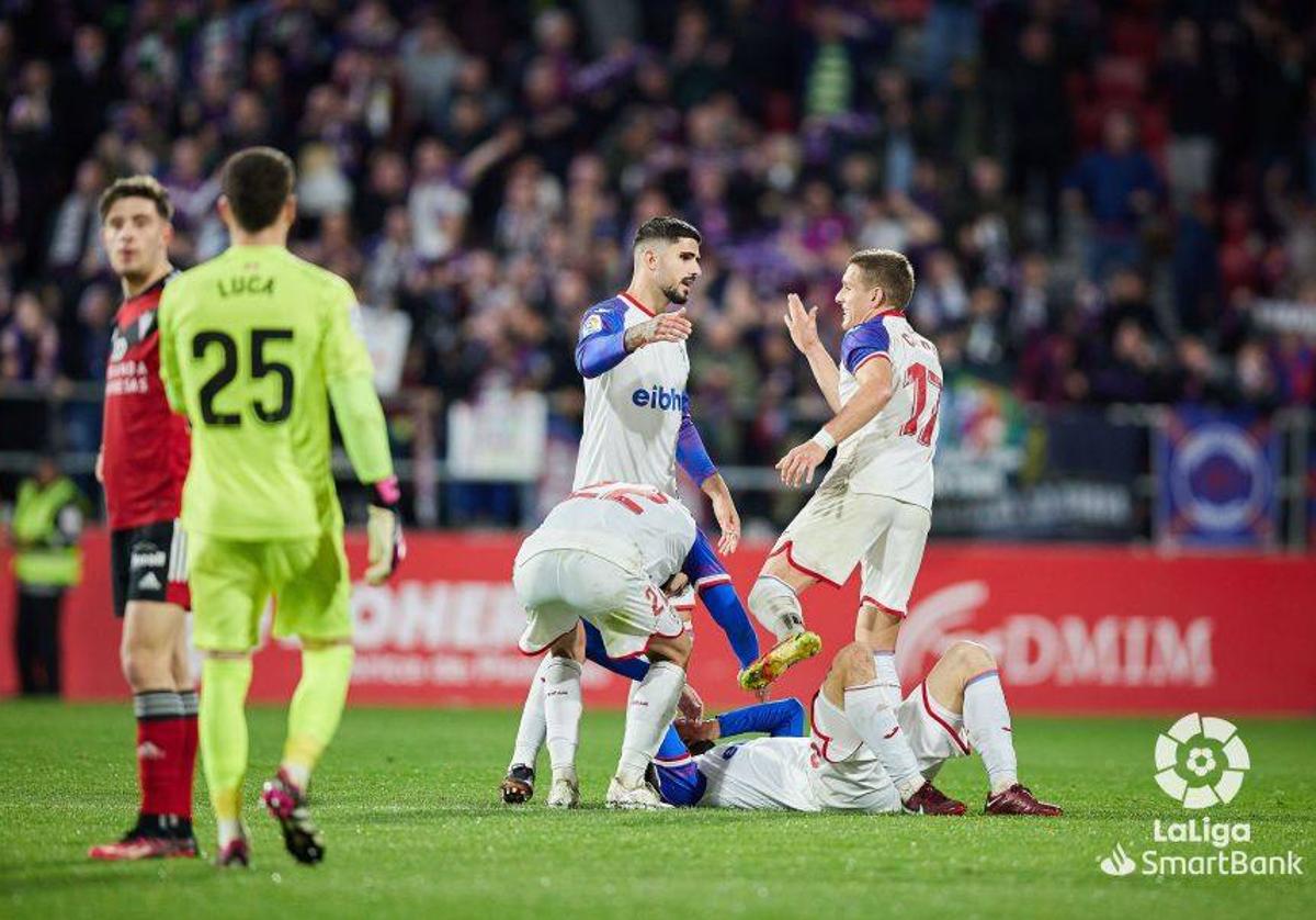 Los jugadores del Eibar celebran la remontada en Anduva ante la decepción de dos jugadores del Mirandés