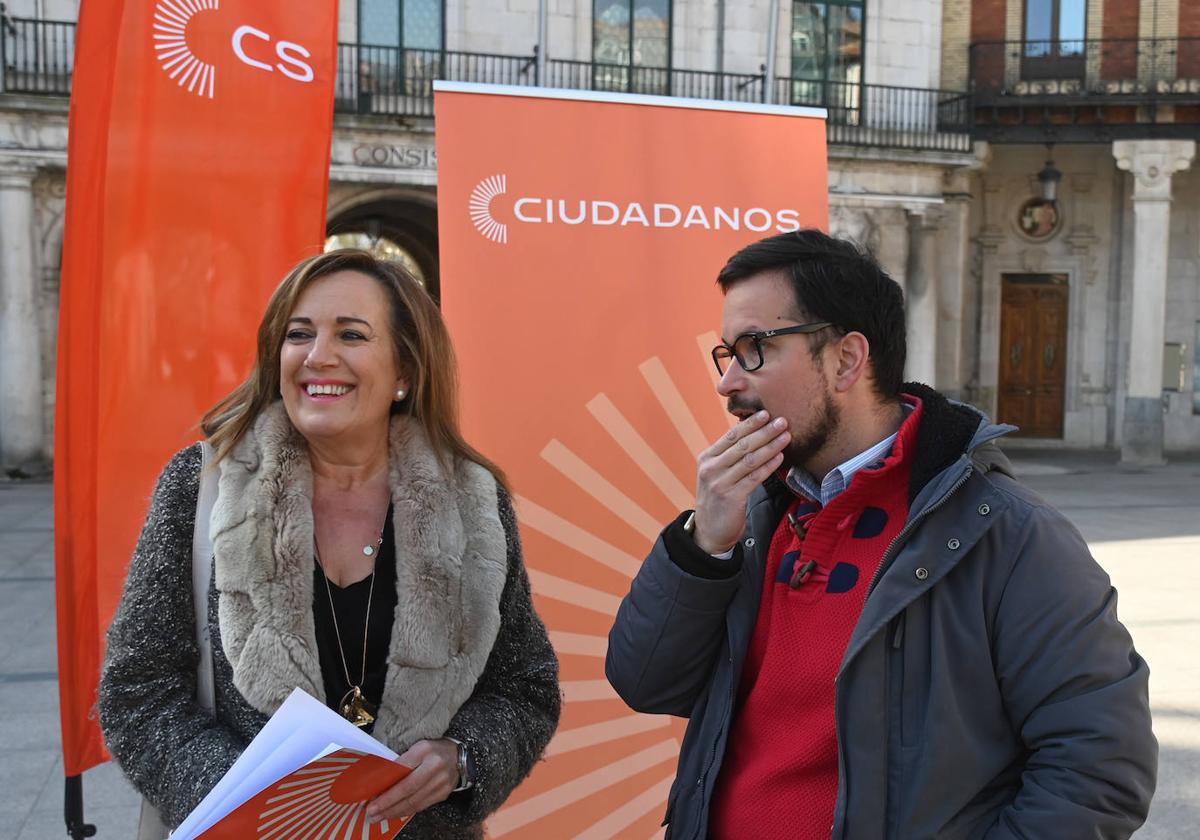 Sergio González junto con la candidata a la Alcaldía por Cs, Rosario Pérez Párdo.