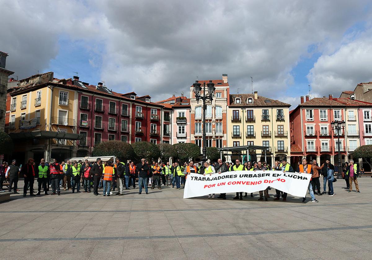 La plantilla de Urbaser se manifestó el pasado martes frente al Ayuntamiento de Burgos.