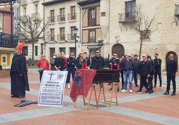 La Policía Local de Miranda celebra su «funeral» frente al Ayuntamiento