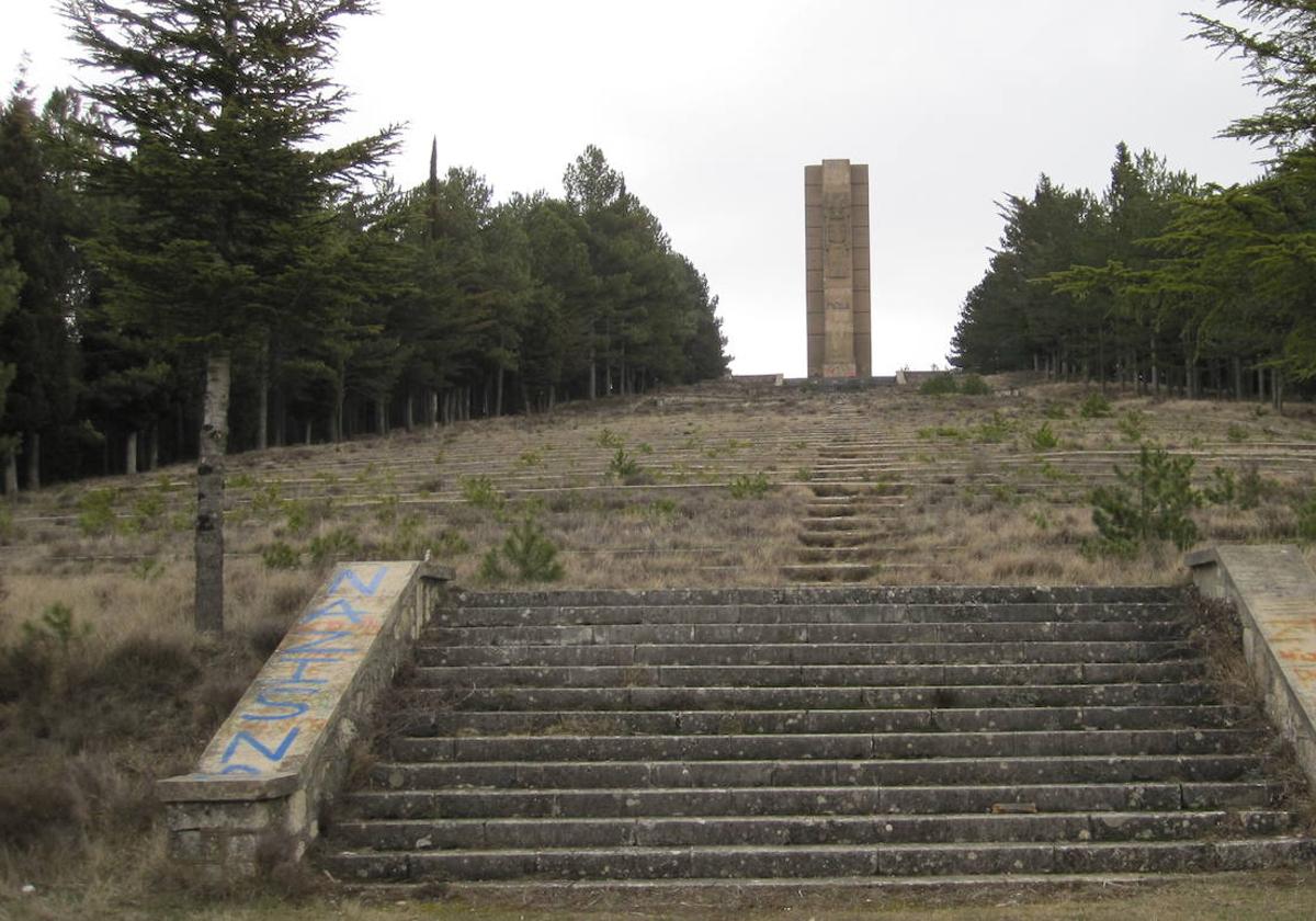 Estado actual del monumento en el monte entre Alcocero y Cueva Cardiel