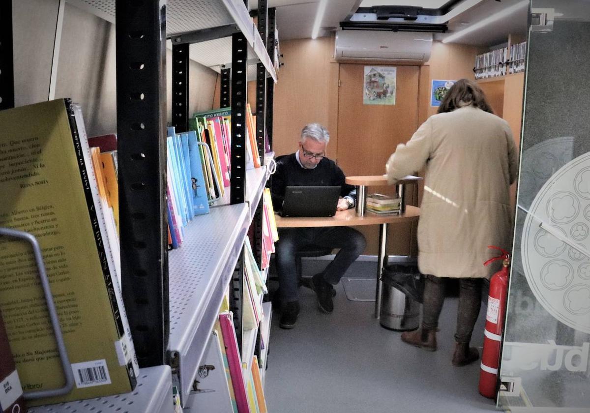 El servicio del bibliobús se disfruta por burgaleses de todas las edades.