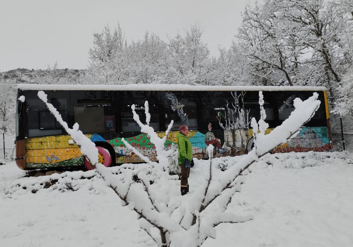 Emilia Curiel frente al Bibliotejo, que sigue prestando en invierno.