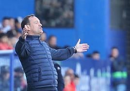 El entrenador del Mirandés, Joseba Etxebarria, se lamenta durante el partido de este domingo en El Toralín ante la SD Ponferradina