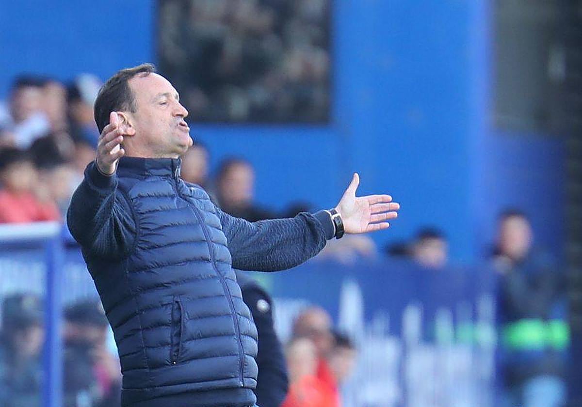 El entrenador del Mirandés, Joseba Etxebarria, se lamenta durante el partido de este domingo en El Toralín ante la SD Ponferradina