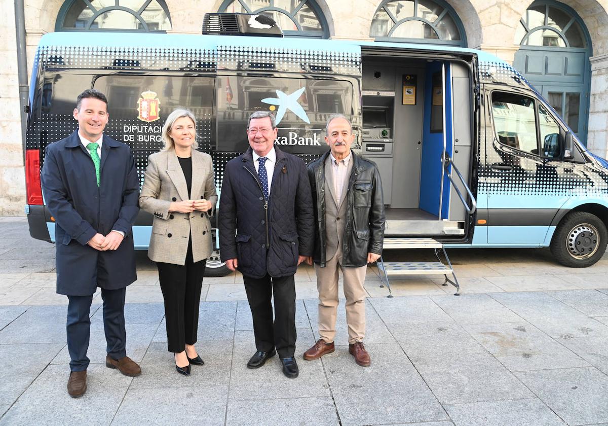 Alberto Navarro, Belén Martín, César Rico y Ramiro Ibáñez en la presentación de la ampliación de cobertura en el medio rural.