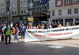 La protesta se ha realizado frente a la sede de Urbaser, en la Avenida del Cid.