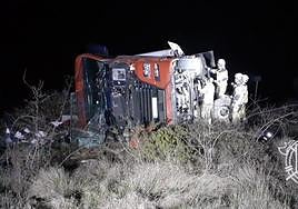 Los Bomberos de Burgos durante la actuación en el accidente del camión.