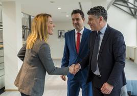 El alcade de Burgos, Daniel de la Rosa, y el presidente de Promueve Burgos, Vicente Marañón, se han reunido con la presidenta del Parlamento Europeo, Roberta Metsola.