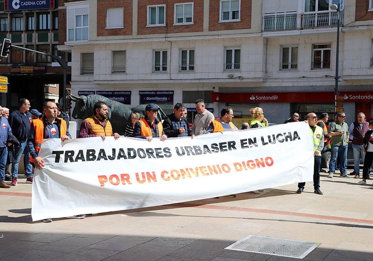 Los trabajadores de Urbaser volvieron a concentrarse ayer martes a las puertas de la sede de la empresa para pedir que «mueva ficha» para parar la huelga