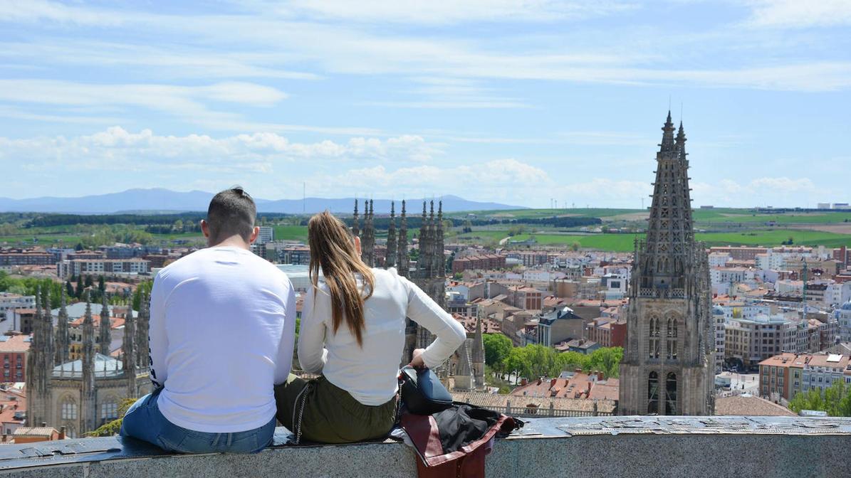 Una pareja frente a la panorámica de Burgos desde el Castillo.