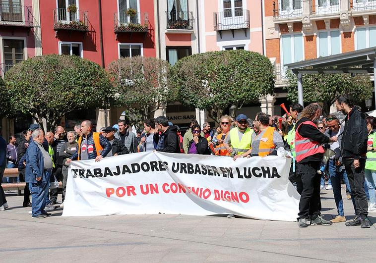 Protesta en la Plaza Mayor de Burgos de la plantilla de Urbaser.