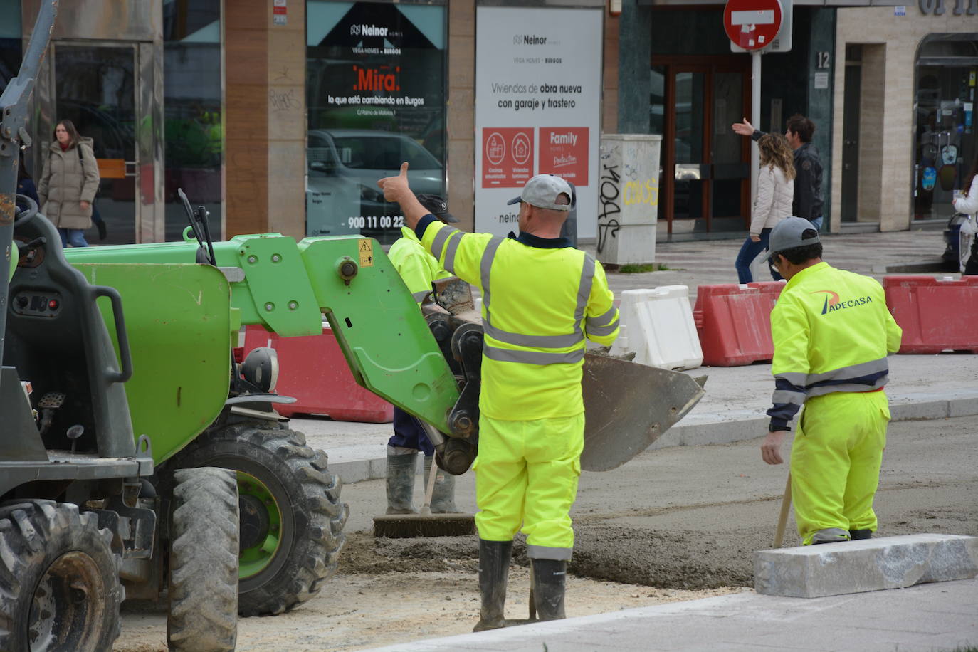 Los operarios de padecasa comenzaron a trabajar en las obras del nuevo carril bici de Reyes Católicos hace apenas un par de semanas. 