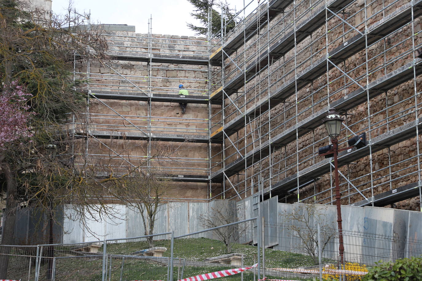 Construcciones Ortega ya está actuando en la limpieza y consolidación de las murallas medievales en el entorno de San Martín.