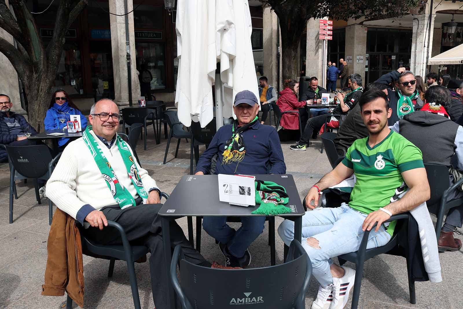 La afición del Racing de Santander disfruta de Burgos