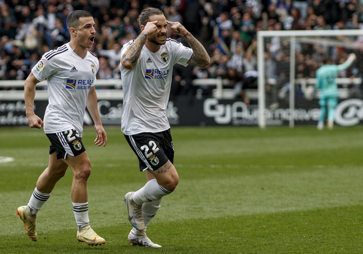 Mumo celebra el gol con Matos.