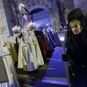 La Virgen de las Angustias atrae la mirada de los burgaleses en la noche