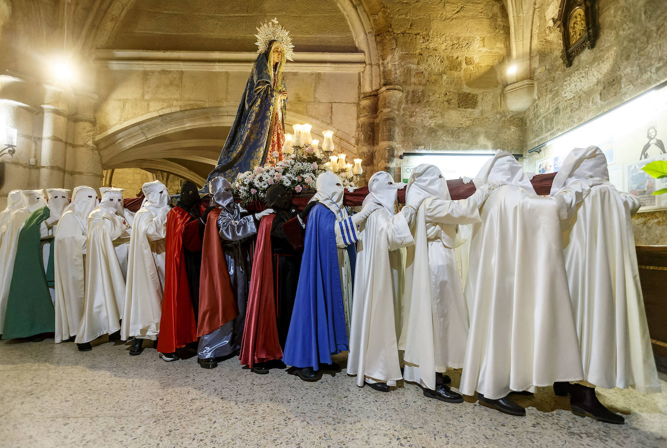 La Virgen de las Angustias recorre la noche burgalesa