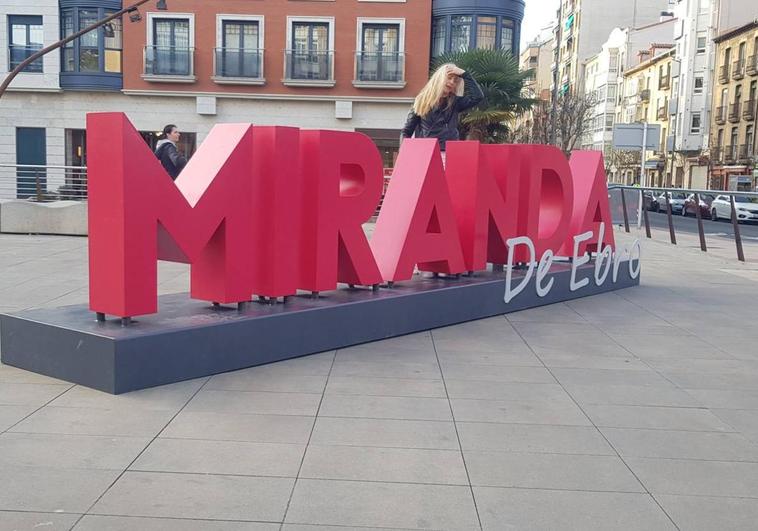 El Ayuntamiento ha instalado el conjunto escultórico en la plaza de prim.