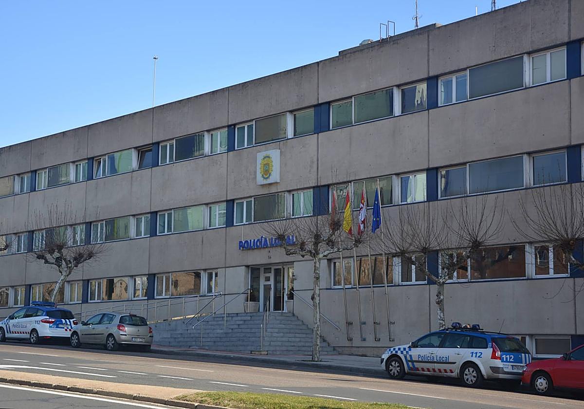 El edificio de la Policiía Local y los Bomberos es uno de los más ineficientes del parque municipal.