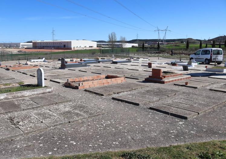 Imagen principal - Espacio reservado al enterramiento musulmán en el cementerio municipal de Burgos